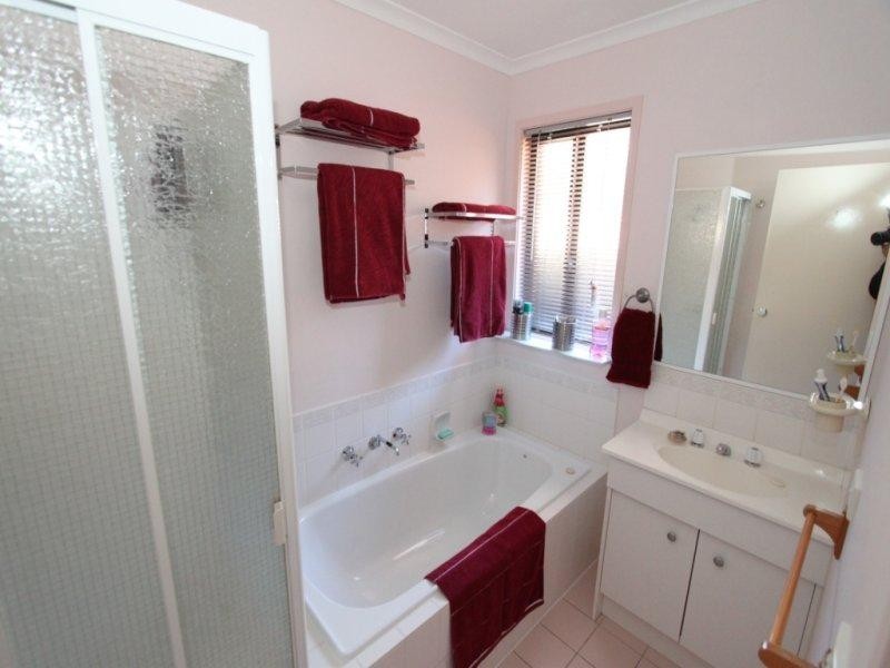 4 Regal Court, Melton South VIC 3338