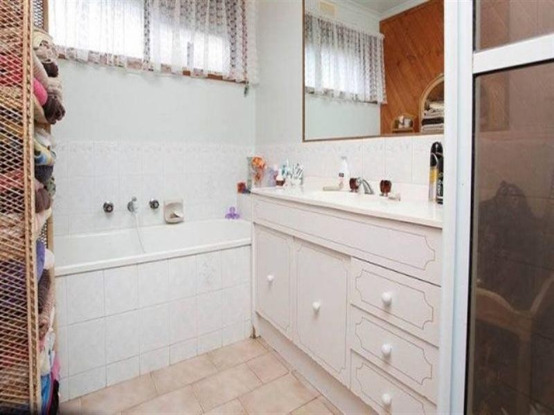 14 Bridgeford Crescent, Melton South VIC 3338