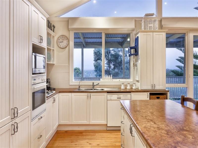 20 Summit Crescent, Ringwood North VIC 3134