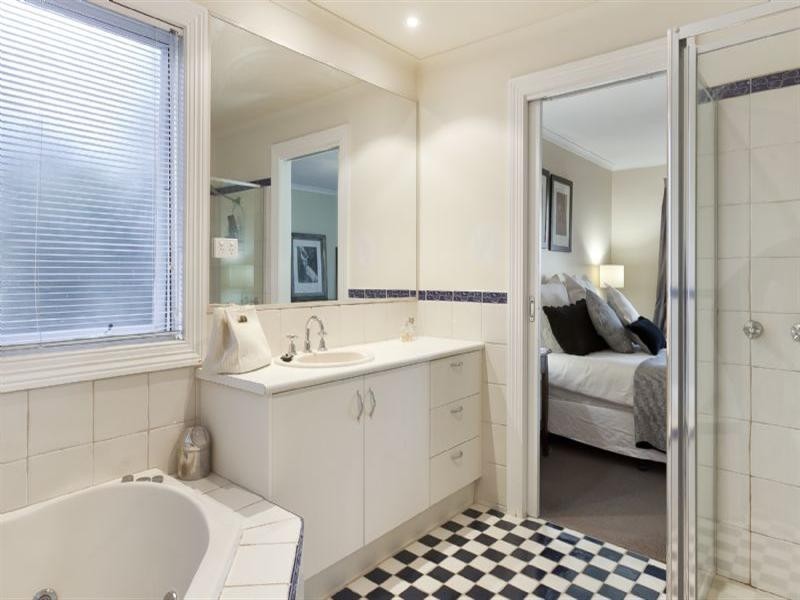 20 Summit Crescent, Ringwood North VIC 3134