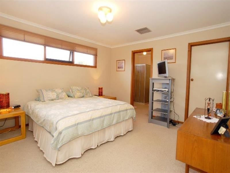 8 Ben Hogan Court, Mount Waverley VIC 3149