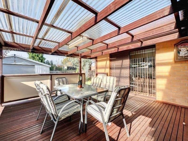 14 Blaxland Road, Melton South VIC 3338