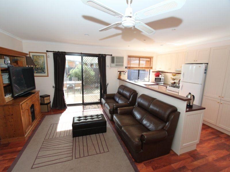 4 Regal Court, Melton South VIC 3338