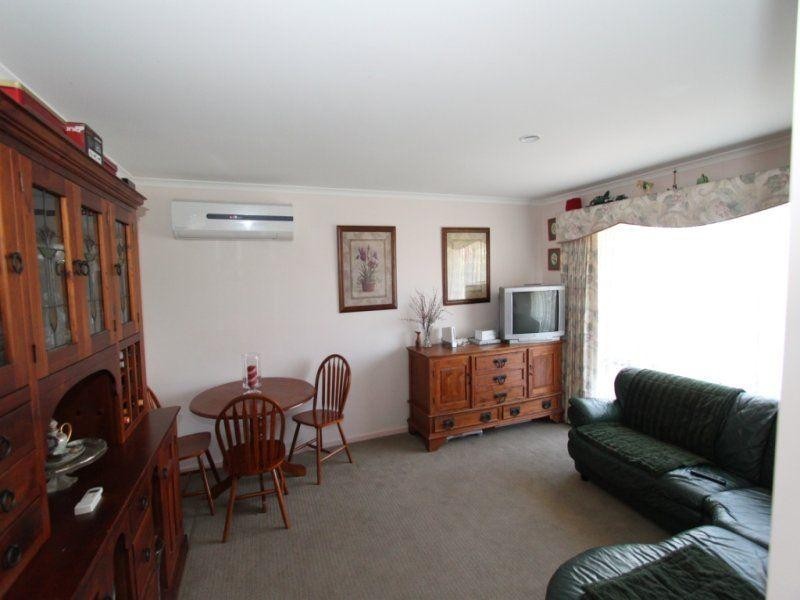 4 Regal Court, Melton South VIC 3338