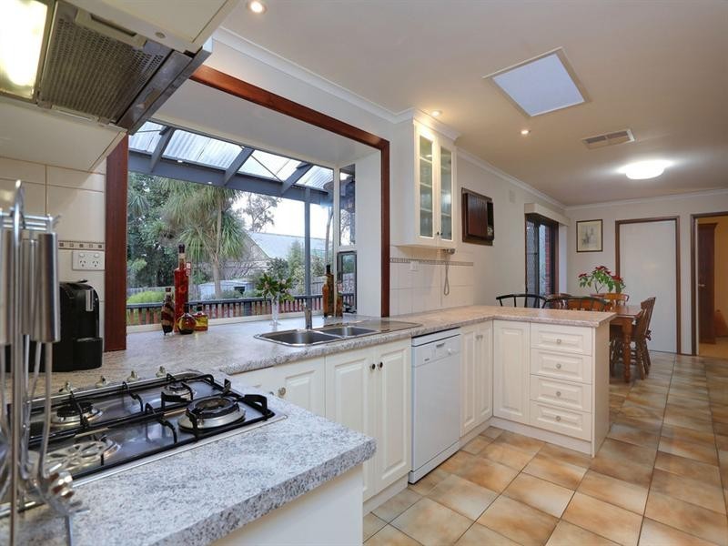 6 OAKTREE Road, Croydon North VIC 3136