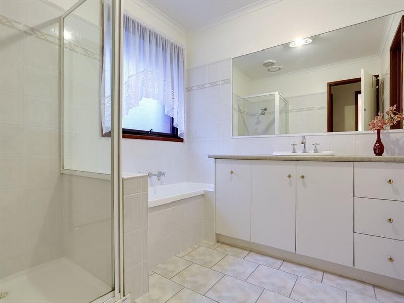 6 OAKTREE Road, Croydon North VIC 3136