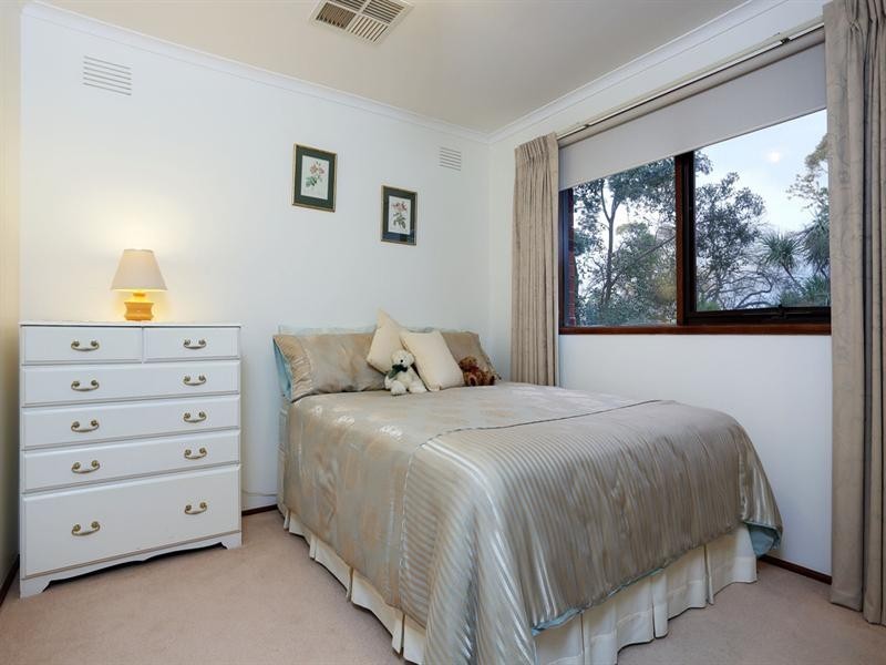 6 OAKTREE Road, Croydon North VIC 3136