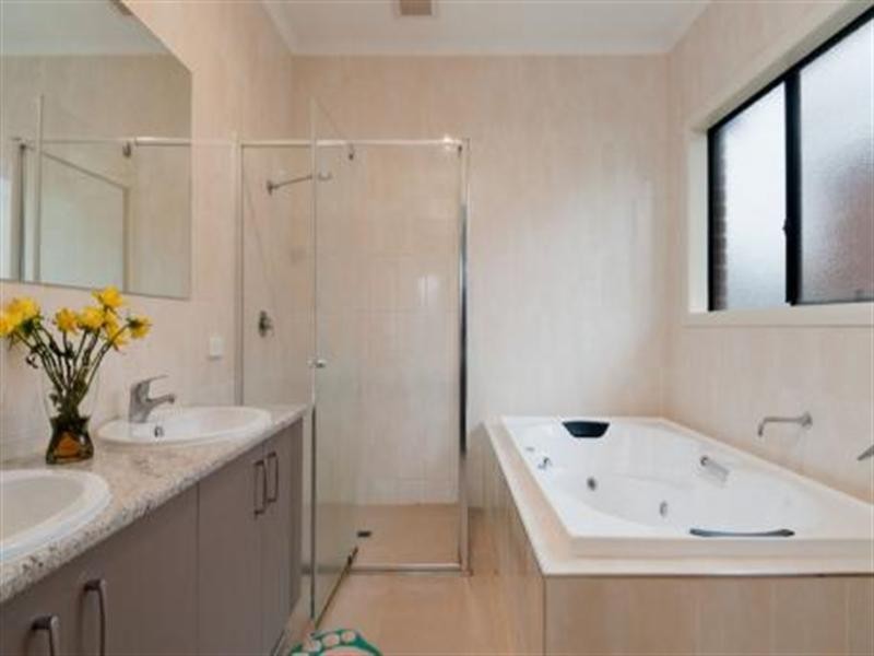 42 Pacific Drive, Mooroolbark VIC 3138