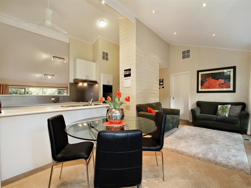 32 Andrew Crescent, Croydon South VIC 3136