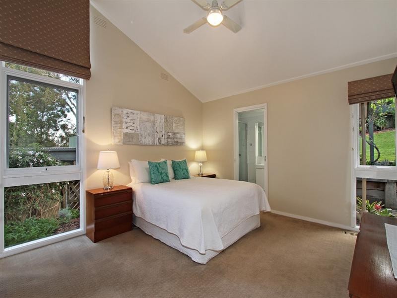 32 Andrew Crescent, Croydon South VIC 3136