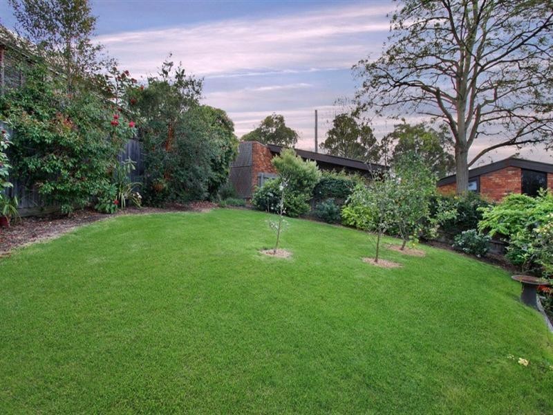 32 Andrew Crescent, Croydon South VIC 3136