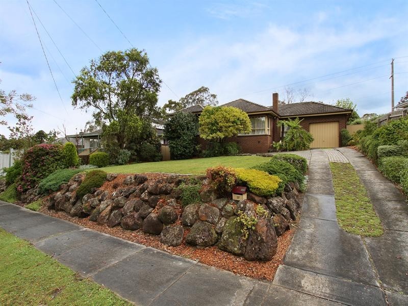 17 GLEN DHU Road, Kilsyth VIC 3137