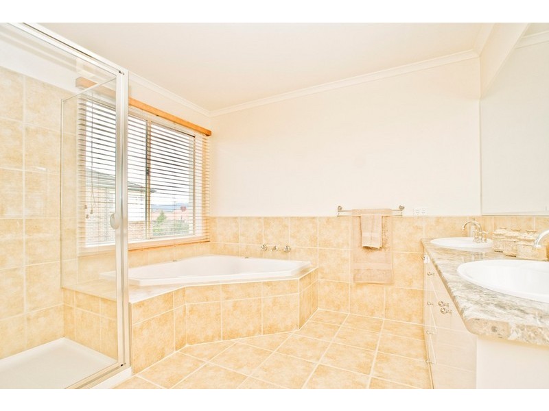 7 CLINTON Lane, Chirnside Park VIC 3116