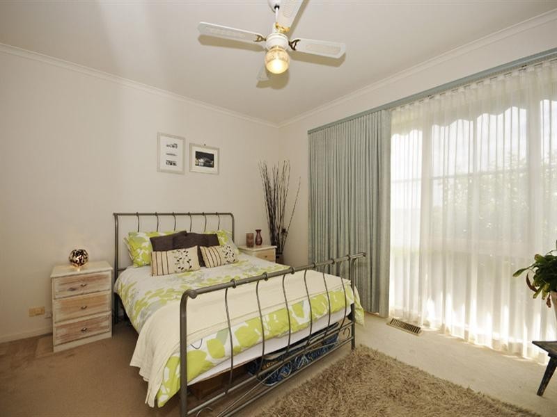 8 COMMERFORD Place, Chirnside Park VIC 3116