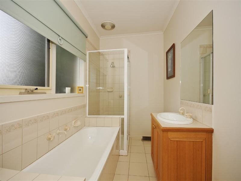 8 COMMERFORD Place, Chirnside Park VIC 3116