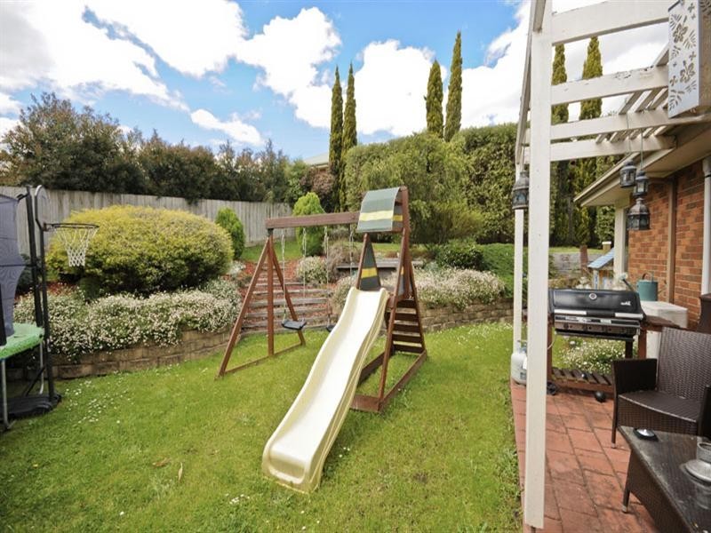 8 COMMERFORD Place, Chirnside Park VIC 3116