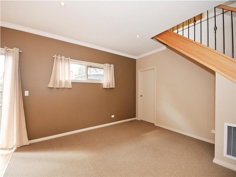 2/5 MOANA Drive, Mooroolbark VIC 3138