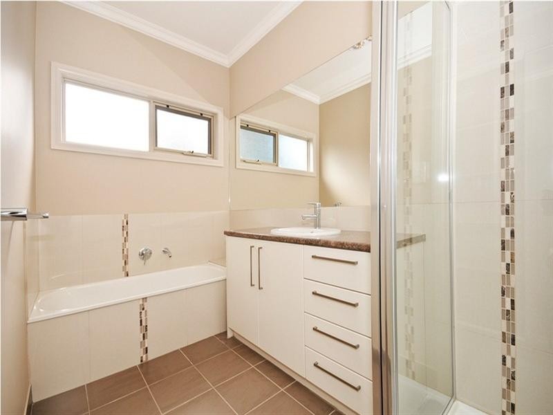 2/5 MOANA Drive, Mooroolbark VIC 3138