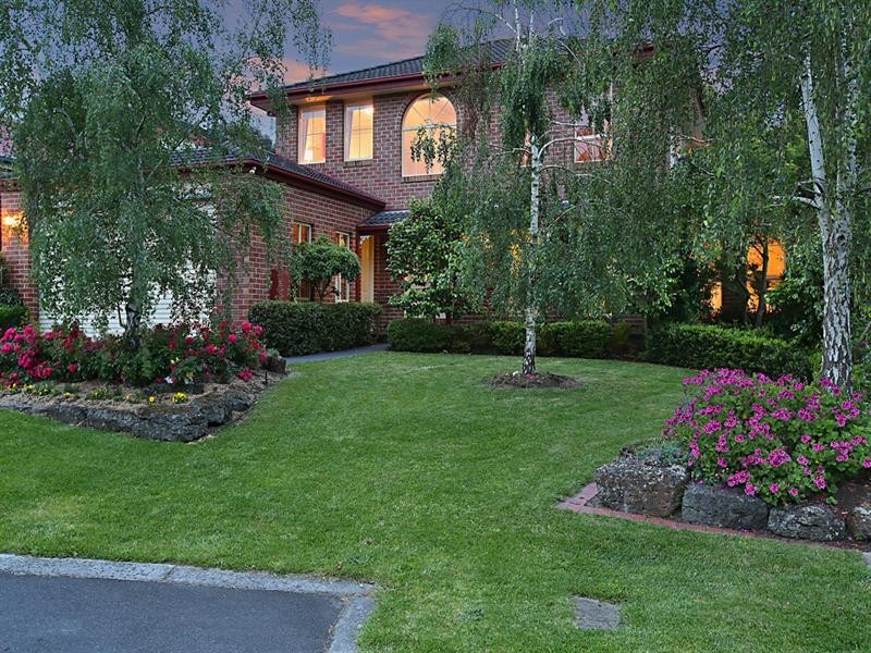 8 MCKERRAL Place, Croydon North VIC 3136