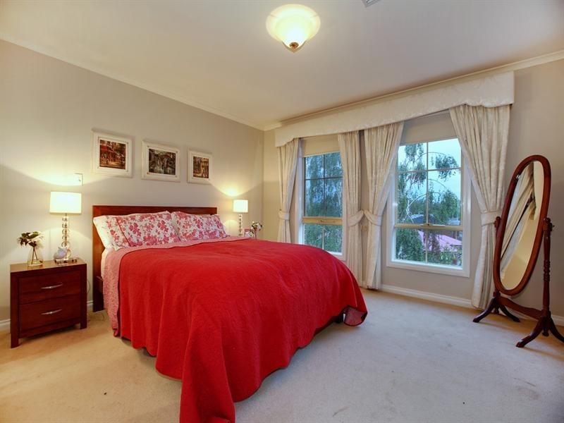 8 MCKERRAL Place, Croydon North VIC 3136