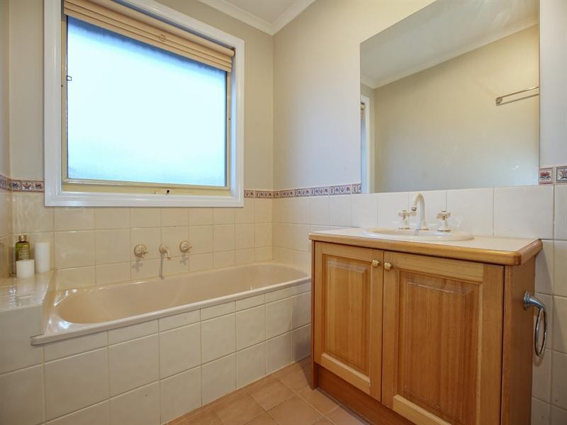 8 MCKERRAL Place, Croydon North VIC 3136