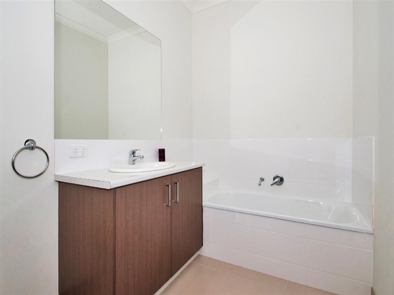 2/11 Holland Road, Ringwood East VIC 3135