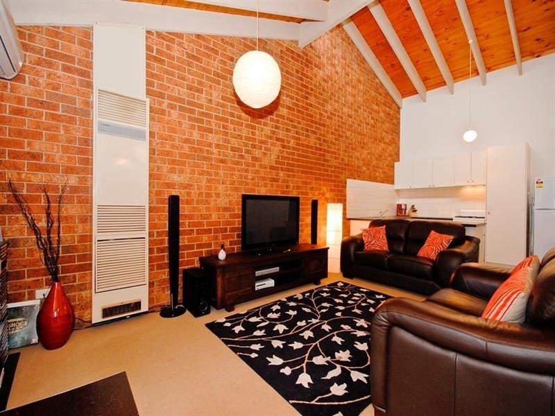 2/81 HEWISH Road, Croydon VIC 3136