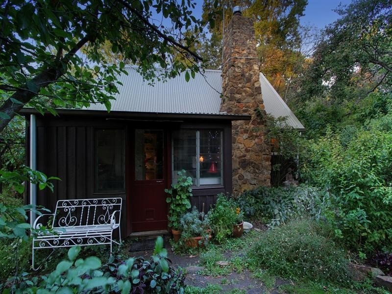 100-102 PEMBROKE Road, Mooroolbark VIC 3138