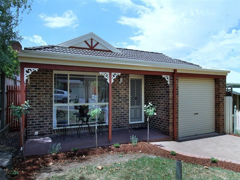 8 ROSEWOOD Place, Chirnside Park VIC 3116