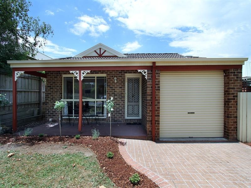 8 ROSEWOOD Place, Chirnside Park VIC 3116