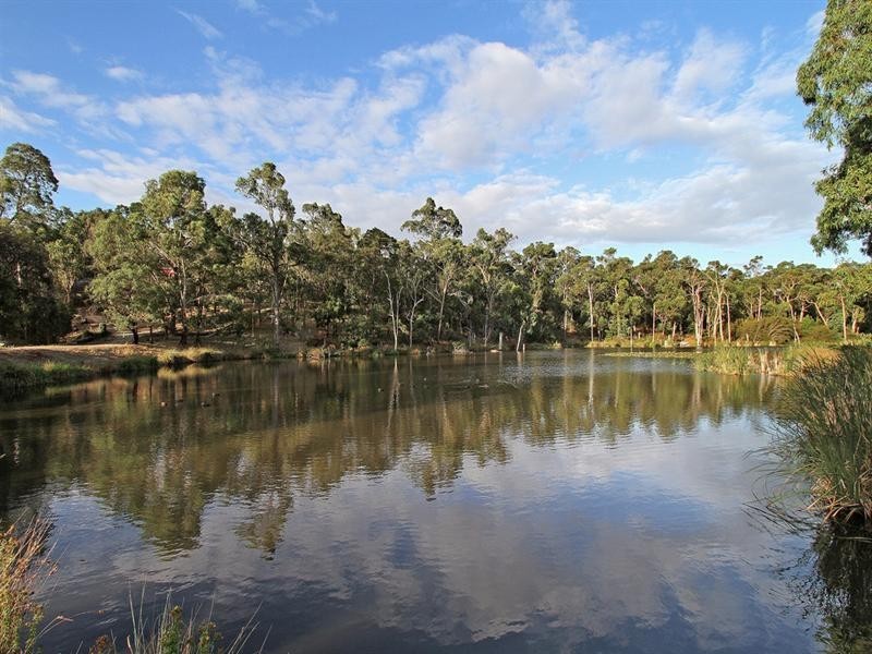 4 The Loch, Croydon Hills VIC 3136