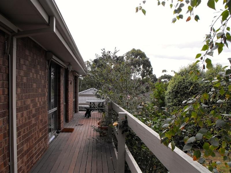 25 Latrobe Court, Croydon Hills VIC 3136