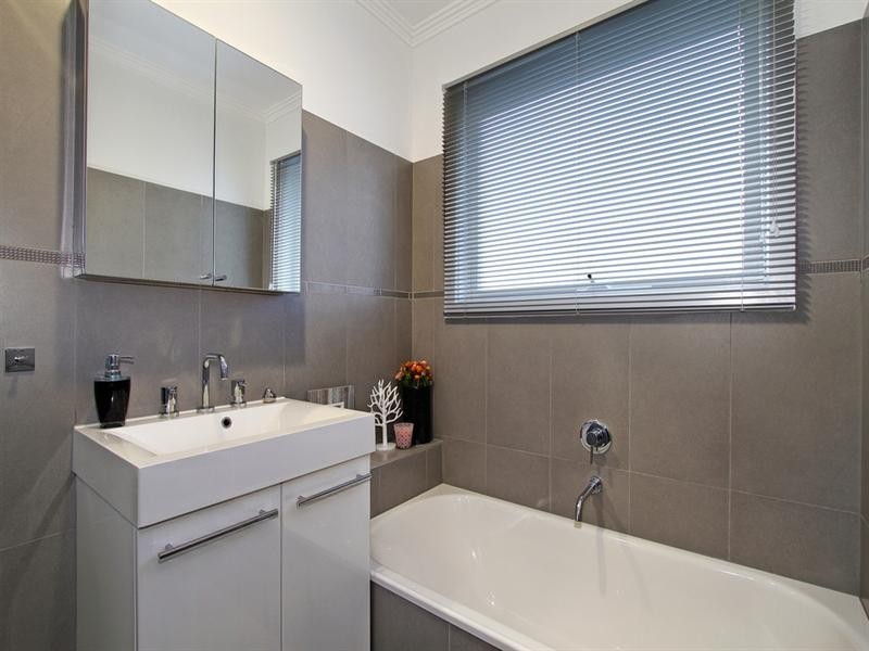 25 DORCHESTER Avenue, Montrose VIC 3765