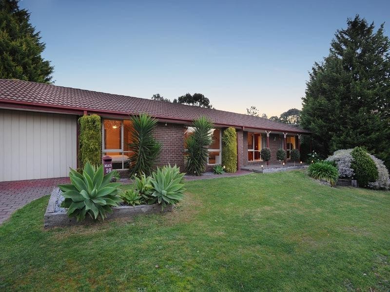 16 LEMONGROVE Crescent, Croydon Hills VIC 3136