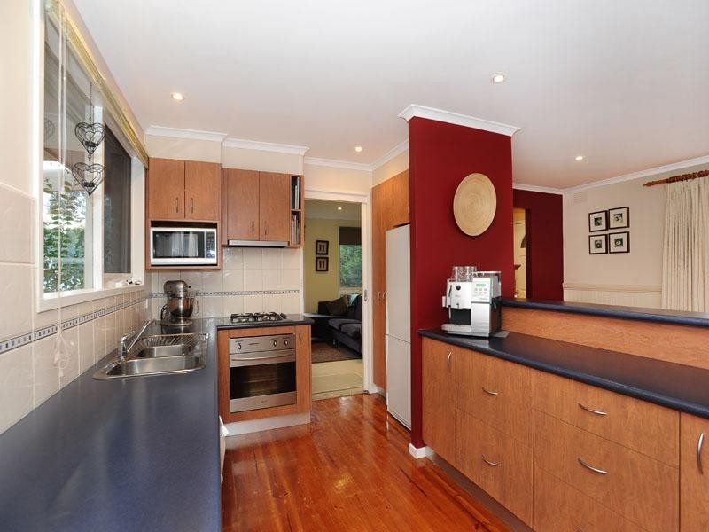 16 LEMONGROVE Crescent, Croydon Hills VIC 3136