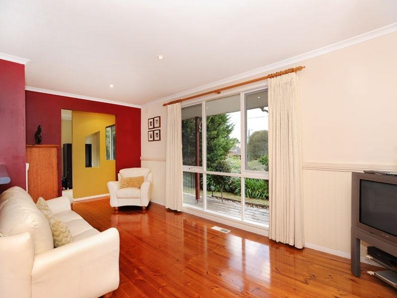 16 LEMONGROVE Crescent, Croydon Hills VIC 3136