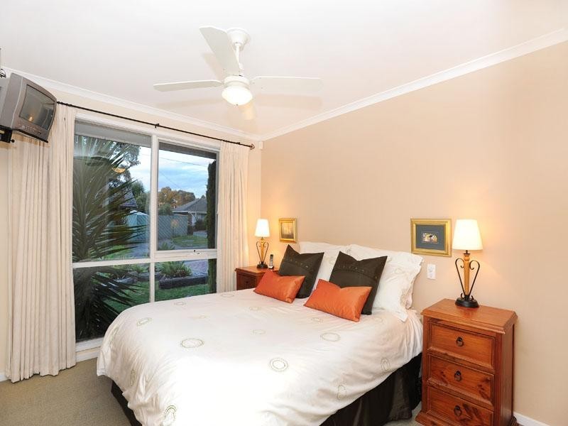 16 LEMONGROVE Crescent, Croydon Hills VIC 3136