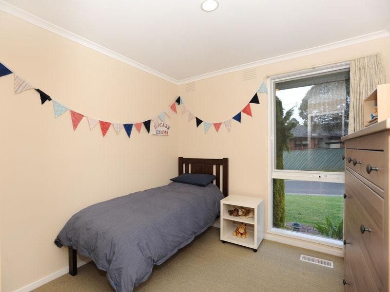 16 LEMONGROVE Crescent, Croydon Hills VIC 3136