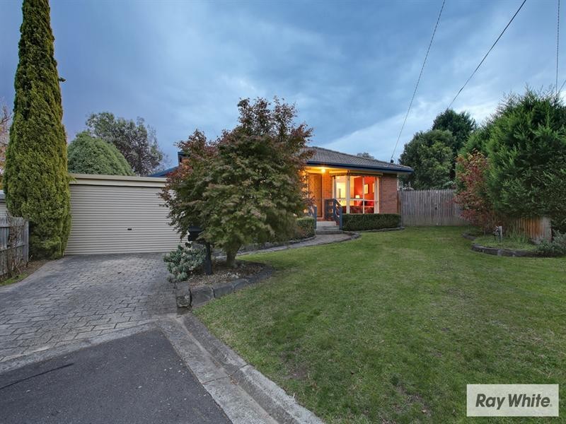 4 DERWENT Close, Croydon Hills VIC 3136