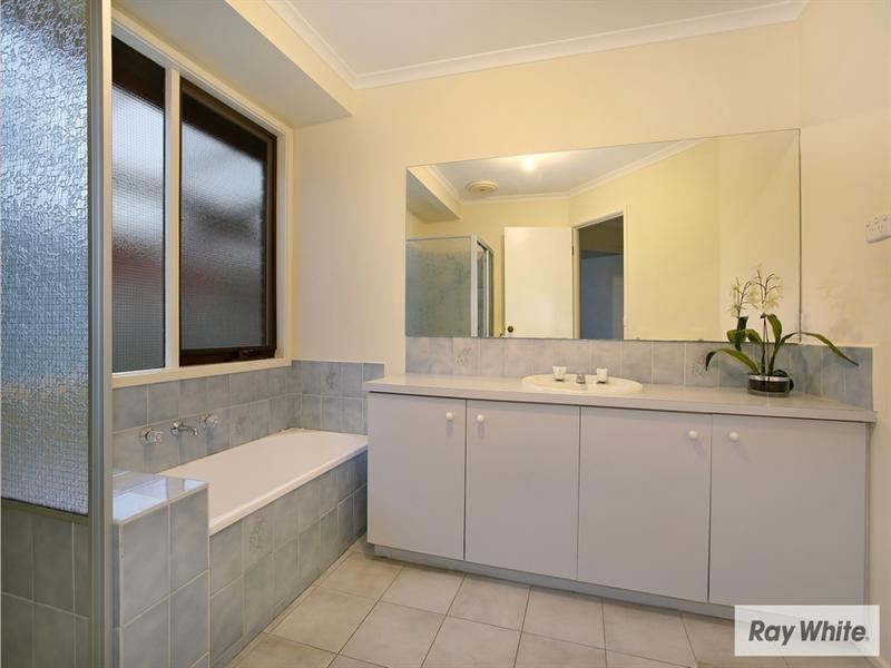4 DERWENT Close, Croydon Hills VIC 3136