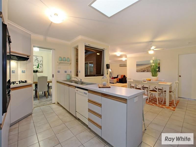 4 DERWENT Close, Croydon Hills VIC 3136