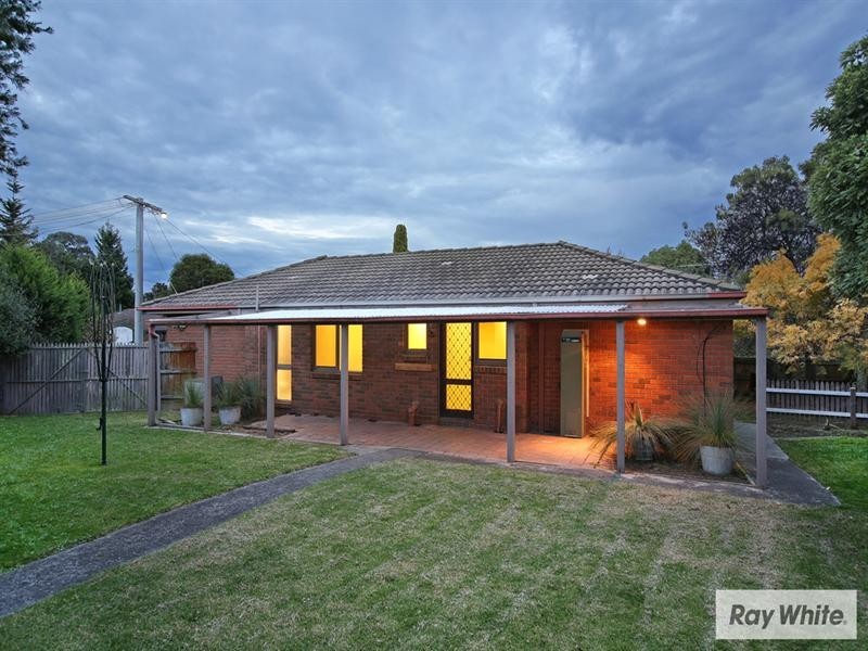 4 DERWENT Close, Croydon Hills VIC 3136