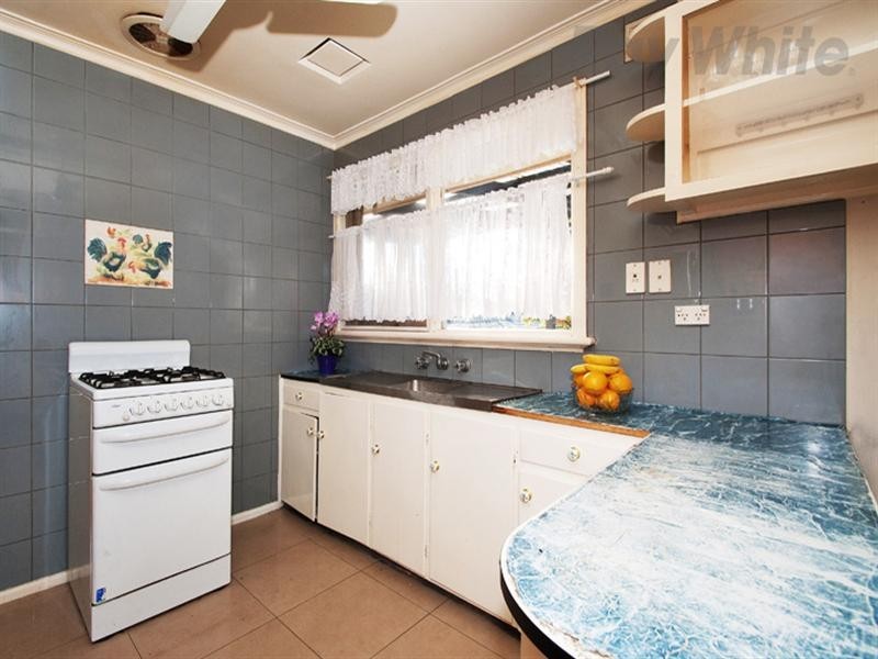 28 THOMAS Street, Croydon South VIC 3136