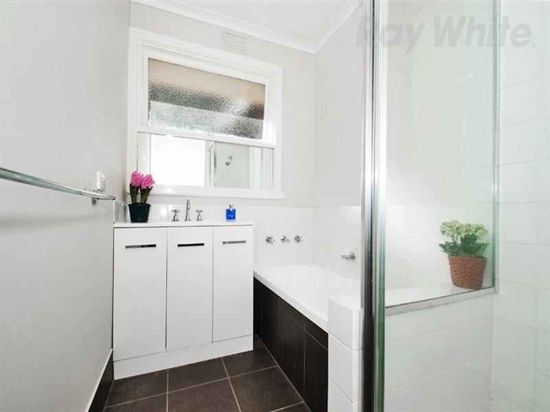 28 THOMAS Street, Croydon South VIC 3136