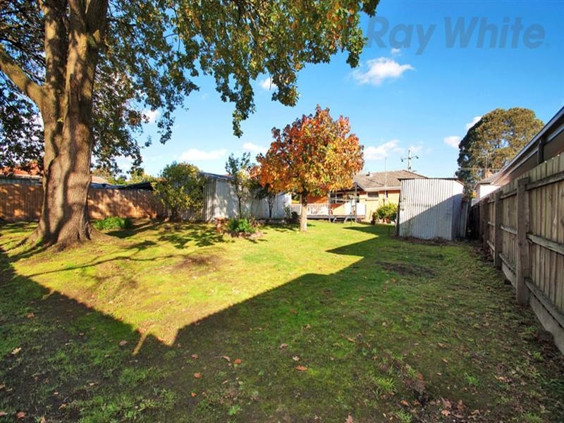 28 THOMAS Street, Croydon South VIC 3136