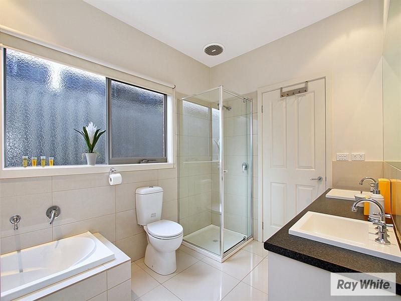 Unit 3, 5 BRAMBLEBERRY Lane, Chirnside Park VIC 3116