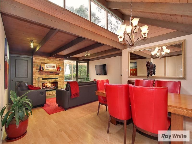 6 MOUNTAIN Drive, Mooroolbark VIC 3138