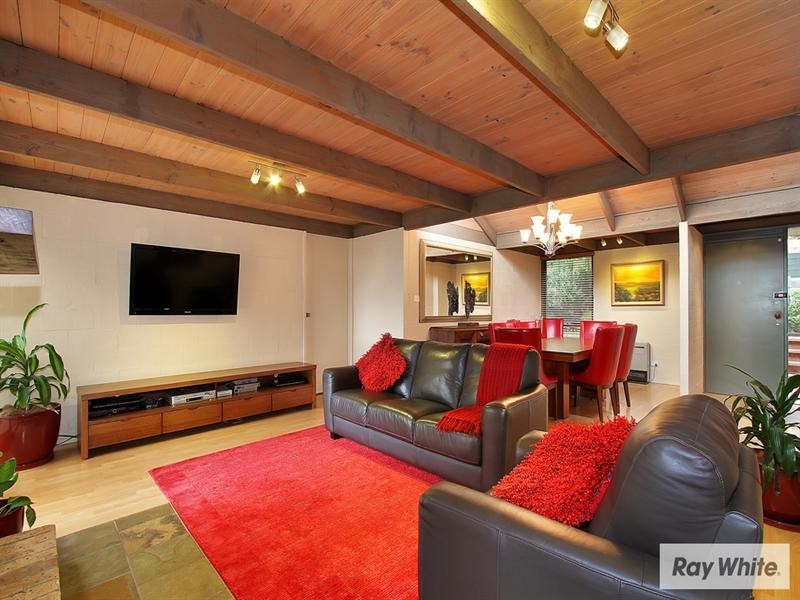 6 MOUNTAIN Drive, Mooroolbark VIC 3138