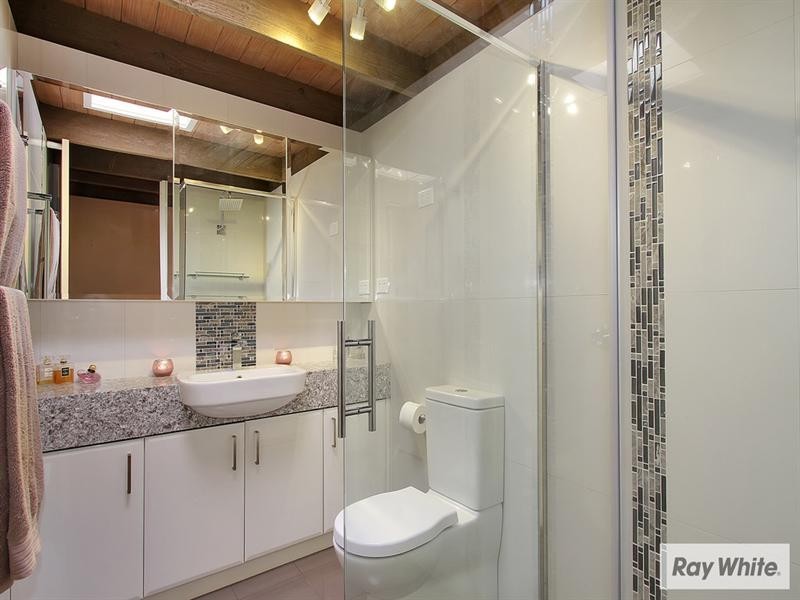 6 MOUNTAIN Drive, Mooroolbark VIC 3138