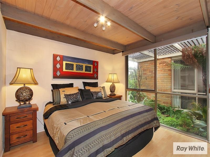 6 MOUNTAIN Drive, Mooroolbark VIC 3138